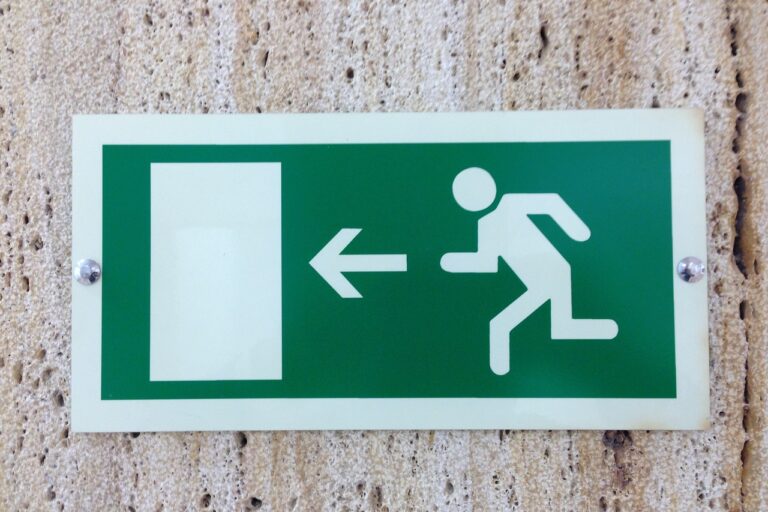 Nödutgång till vänster